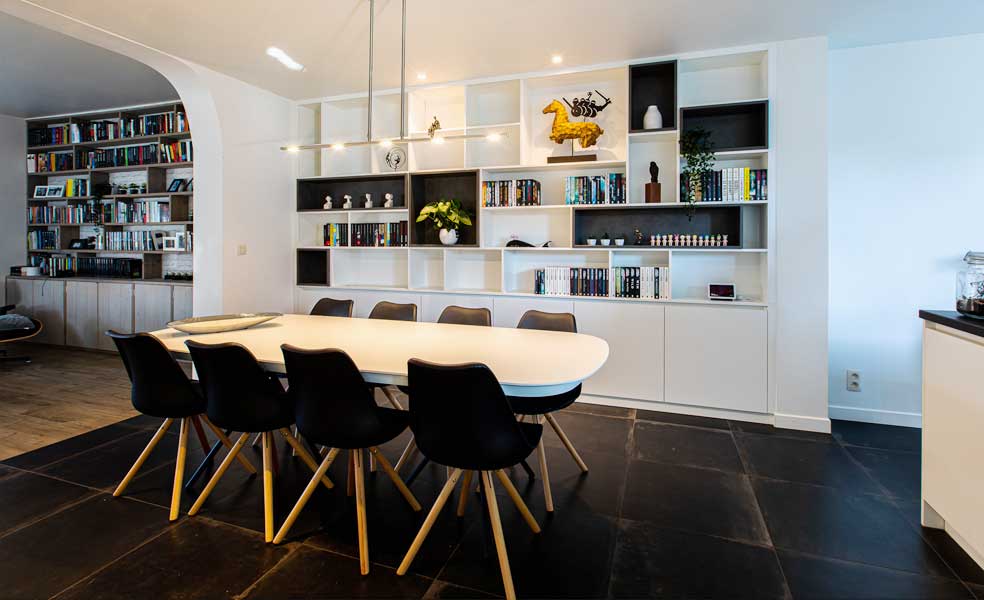 boekenkast in de eetkamer