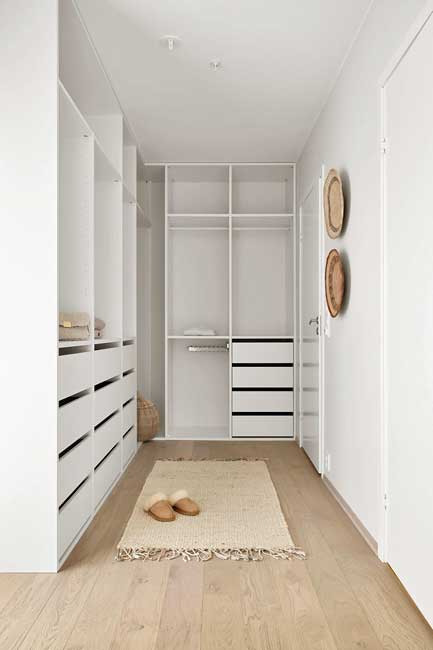 kamer met kast. kast met schappen en schuiven